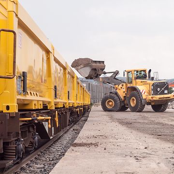 Beladung des ersten Güterzugs in der zentralen Baulogistikfläche S21